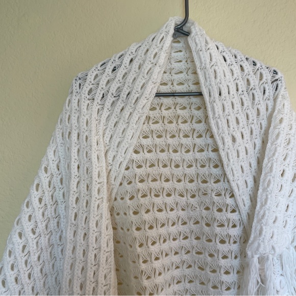 Vintage 70s 80s Handmade White Crocheted Boho Fringe White Shawl - Picture 4 of 8